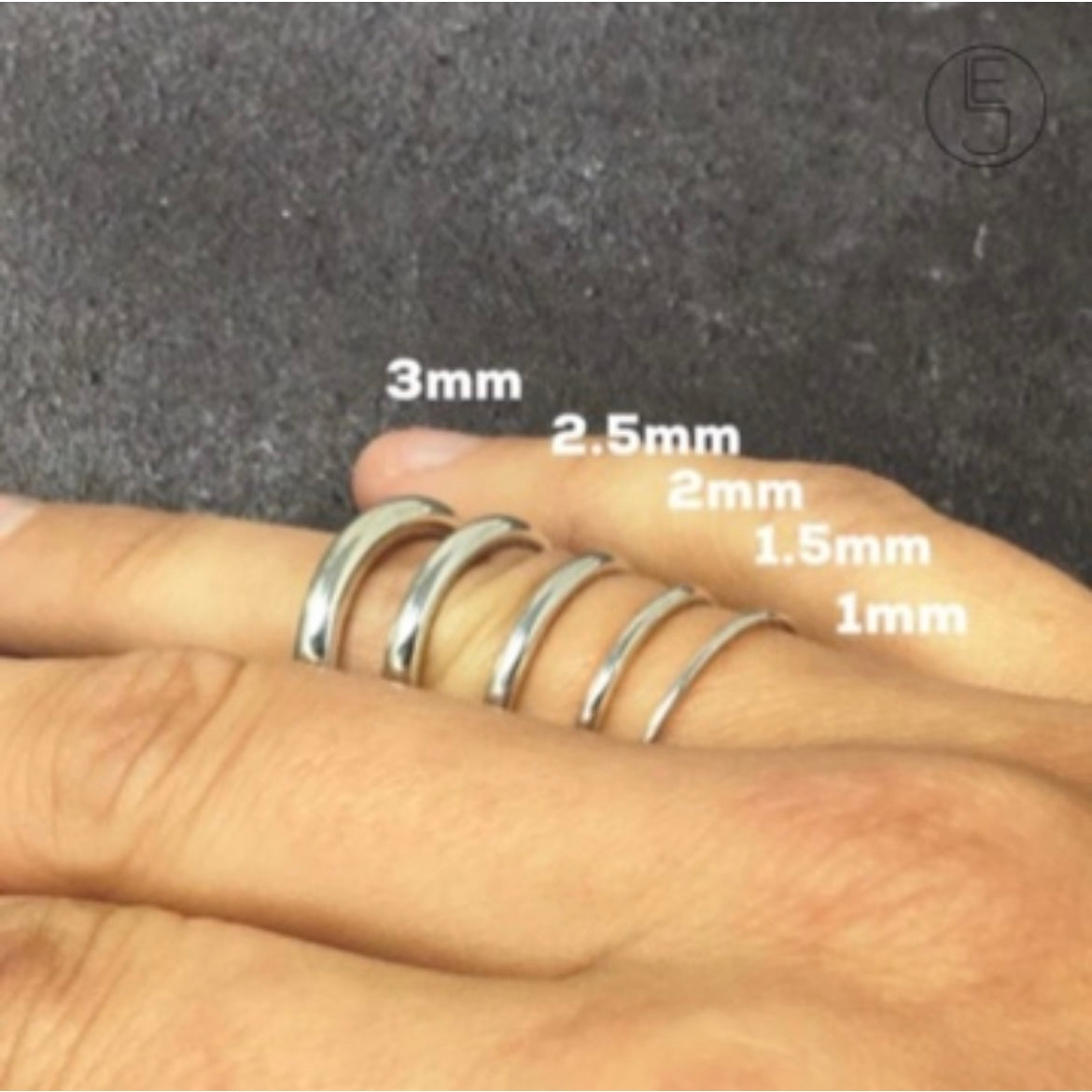 Ring width chart on hand